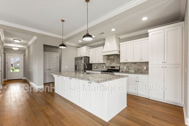 Building Photo - 3702 SW Mistletoe Ave