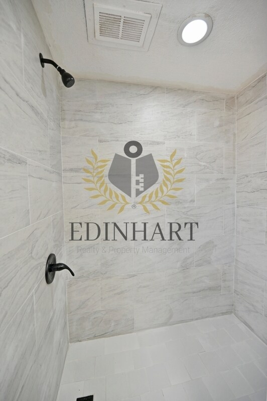 Building Photo - 1584 N Carruth Ave