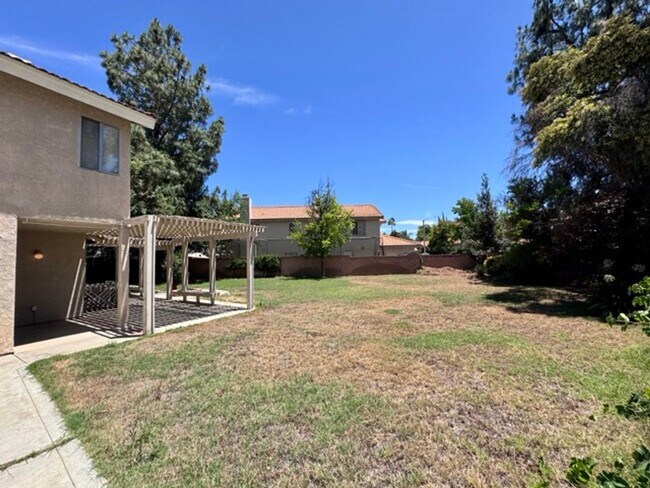 Building Photo - Spacious 4 Bedroom Home with Expansive Bac...