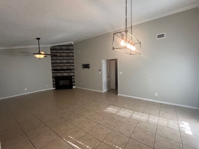 Building Photo - Renovated 3 Bedroom 2 Bath Home for Rent!