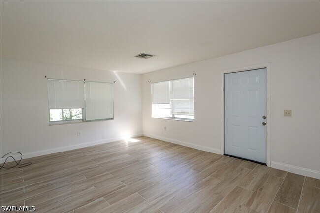 Building Photo - 1095 San Remo Ave