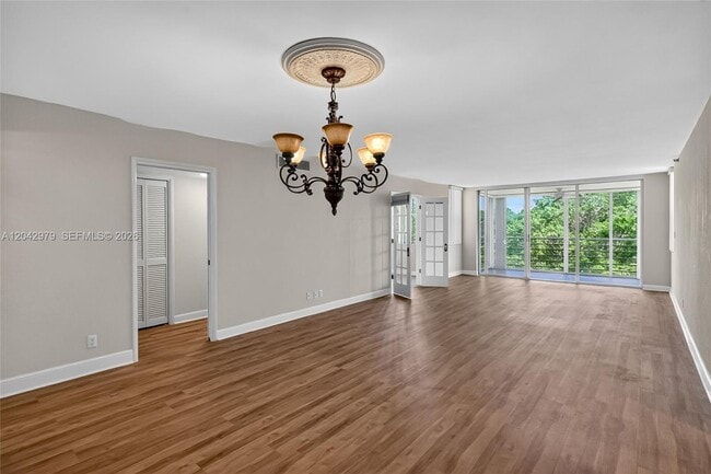 Building Photo - 4015 W Palm Aire Dr