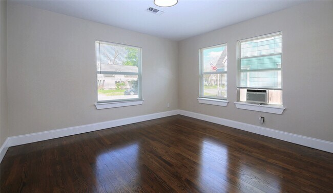 Building Photo - 5520 Lawson St