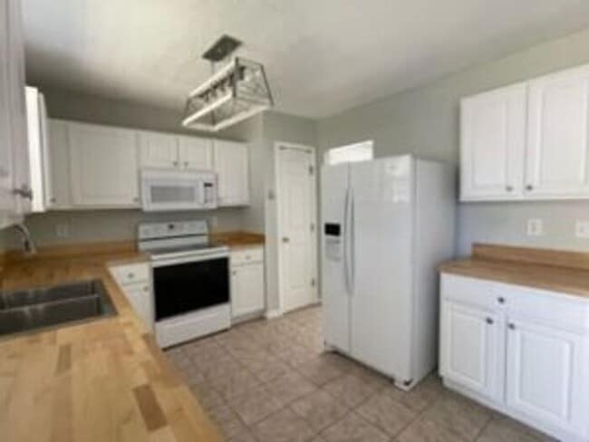 Building Photo - 122 Oak Cove Dr