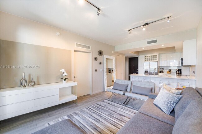 Building Photo - 999 SW 1st Ave