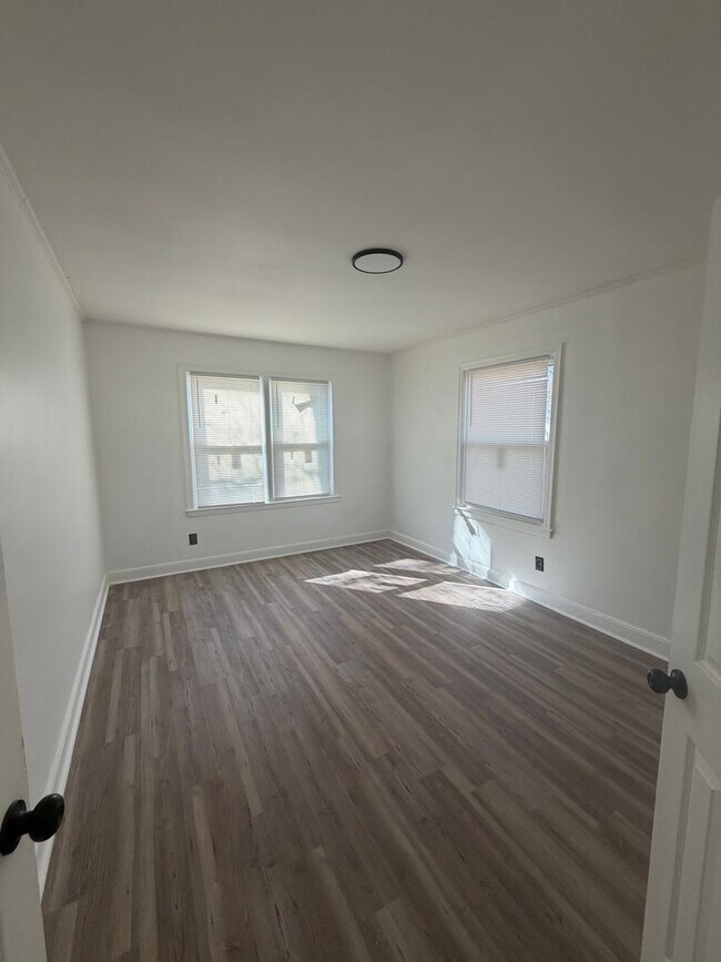 Building Photo - 890 Charles Pl