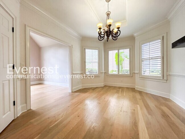 Building Photo - 5 Bed/3.5 Bath Home with Garage /Available Now!