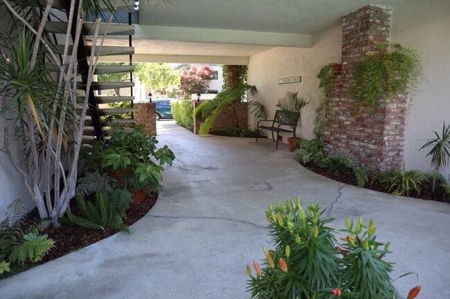 Building Photo - 178 Centre St