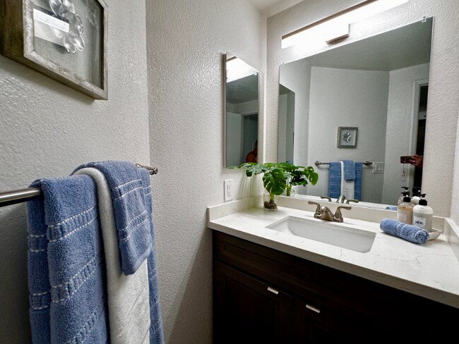 Building Photo - 4467 Valeta St