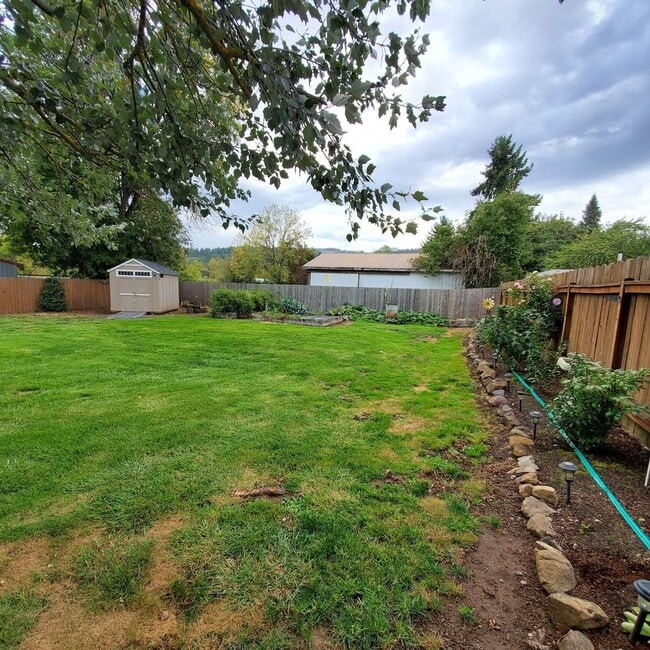 Building Photo - Pet Friendly 3 Bedroom 2 Bath home with large backyard in Brownsville, OR