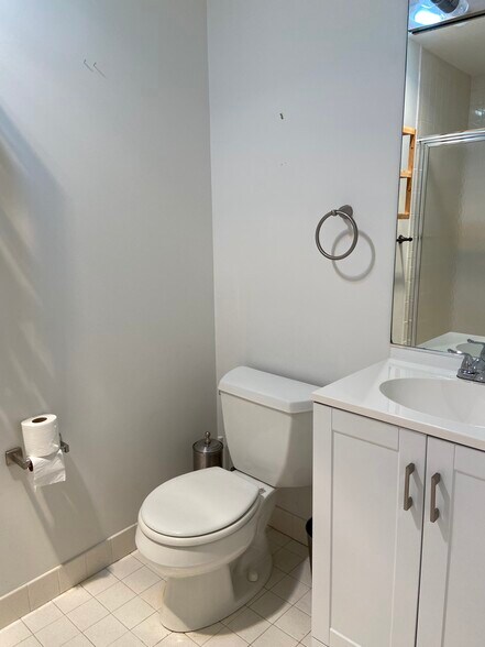 Building Photo - 72 Cosey Beach Ave