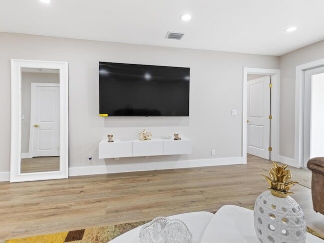 Building Photo - 1322 Riverside Cir