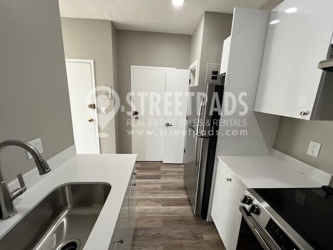 Building Photo - 2 bedroom in Boston MA 02130