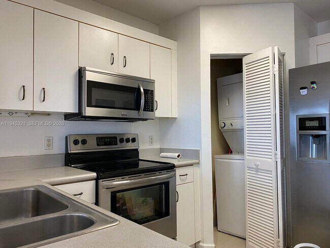 Building Photo - 701 Brickell Key Blvd