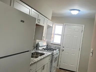 Building Photo - Close to downtown without the price tag. Updated 1BD/1BA with hardwood floors, granite counters, ...