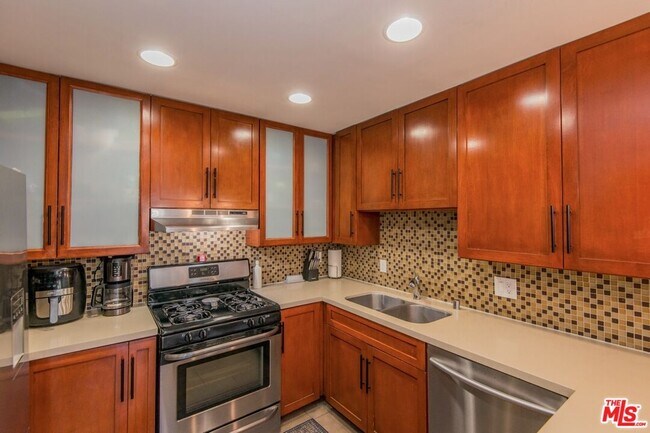 Building Photo - 4702 Fulton Ave