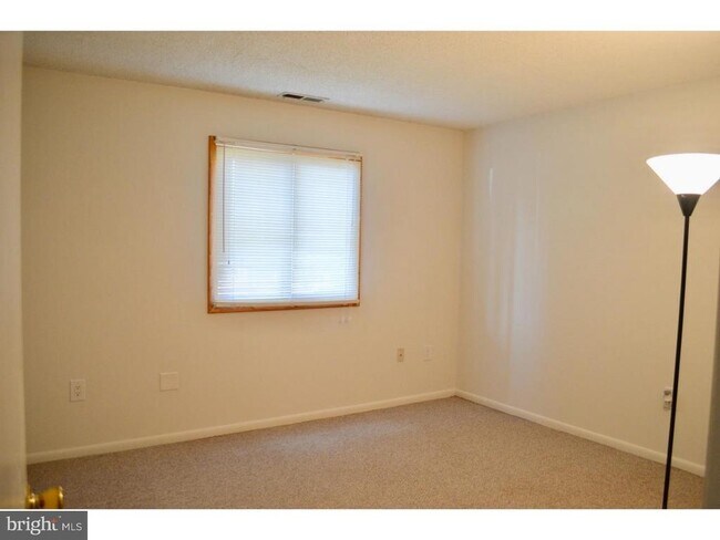 Building Photo - 909 Ravens Crest Dr