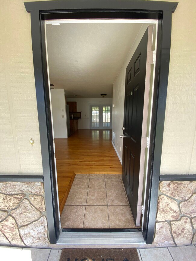 Building Photo - 5 Teak Loop Ln