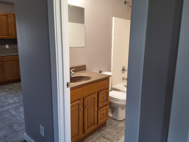 Building Photo - Charming 2- bedroom, 1.5 Bathroom Duplex