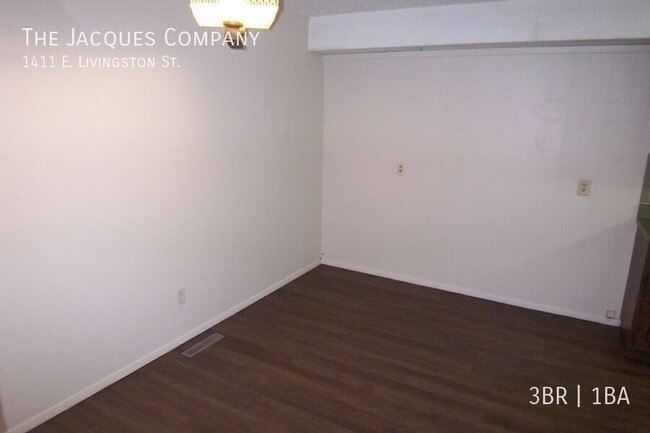 Building Photo - 3 Bedroom 1 Bath One Block from Fremont El...