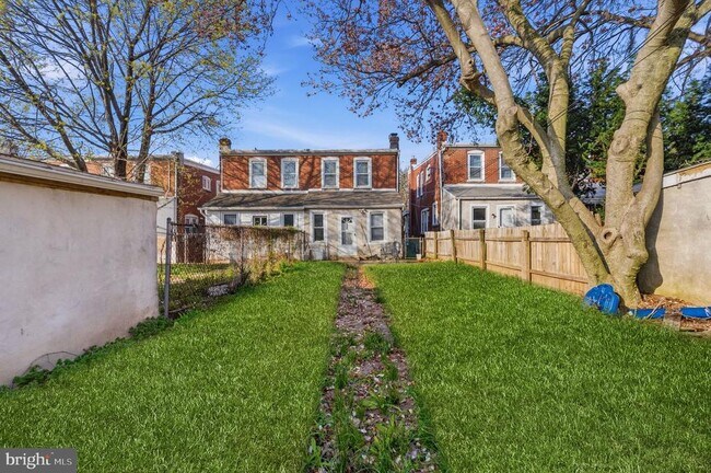 Building Photo - 211 E Poplar St