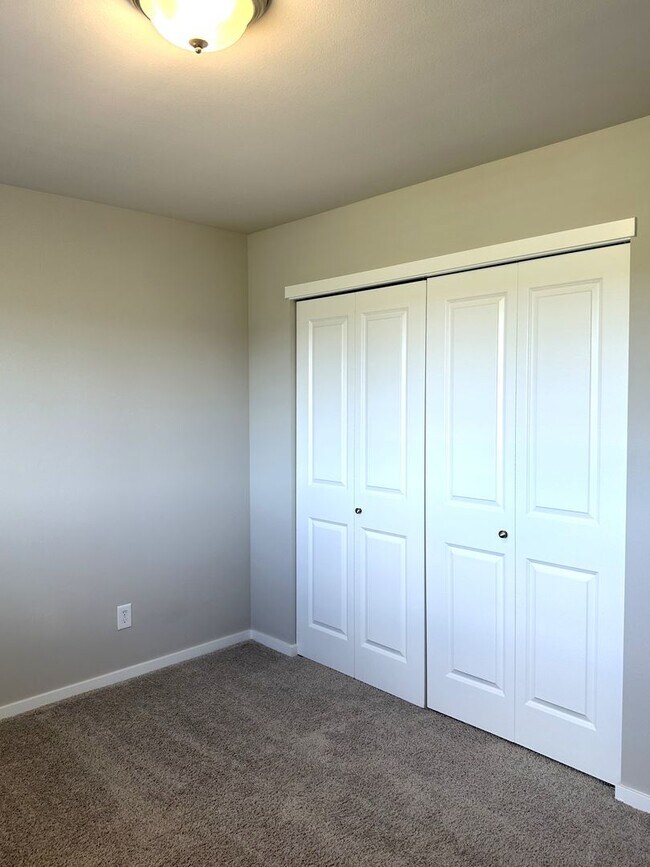 Building Photo - Puyallup - Beautiful 4 bedroom, 2.5 bath home! Available Now!