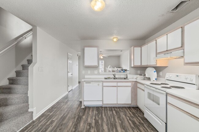 Building Photo - 2 Bed 2.5 Bath Townhome