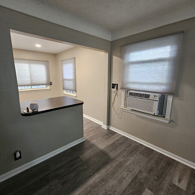 Building Photo - Charming 2-Bedroom Ranch in Royal Oak – Co...