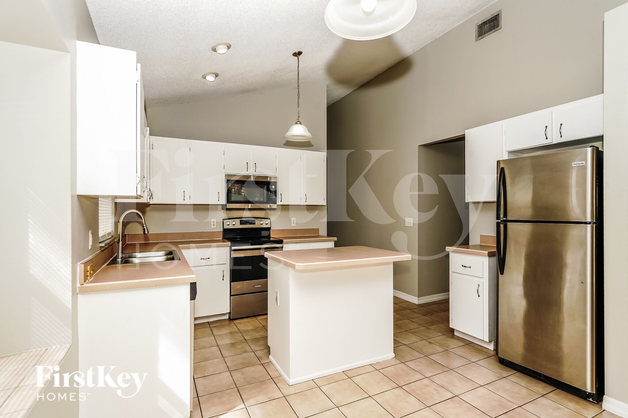 Building Photo - 601 Celito Dr