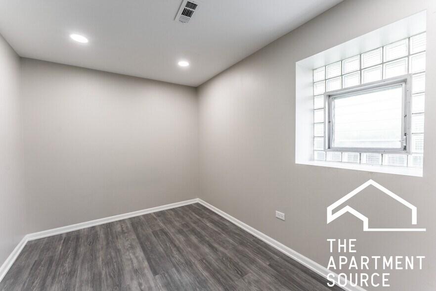 Building Photo - 2853 W Dickens Ave