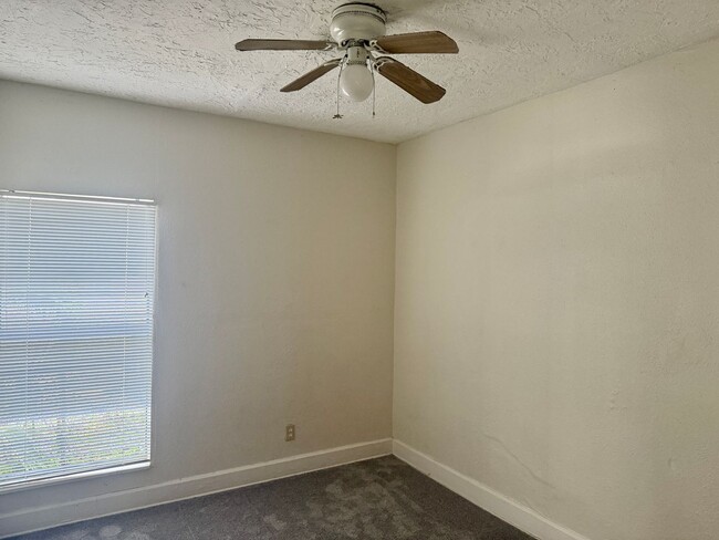 Building Photo - 3/1 Located in South St. Pete!
