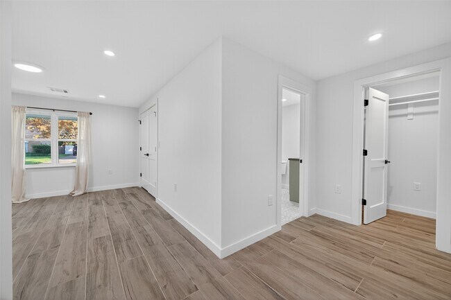 Building Photo - 3333 Calumet St