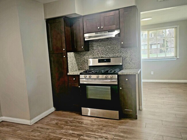 Building Photo - SW-Bakersfield 3 bedrooms 2 baths house