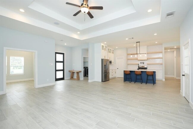 Building Photo - 322 S Amherst Dr