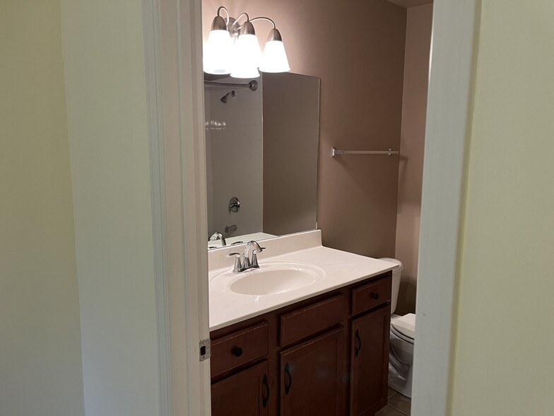 Main Full Bath - 3224 Lincoya Creek Dr