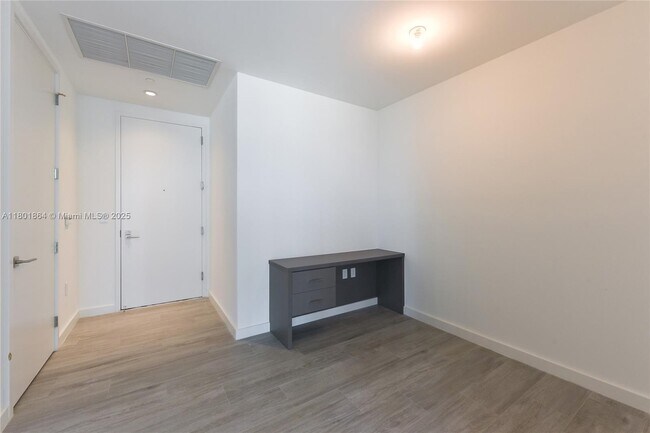 Building Photo - 2831 S Bayshore Dr