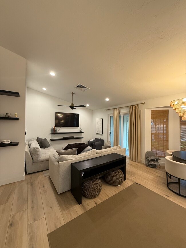 Building Photo - 948 E Grandview St