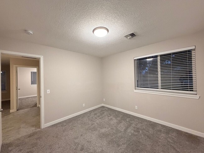 Building Photo - 1073 NE Hidden Valley Dr