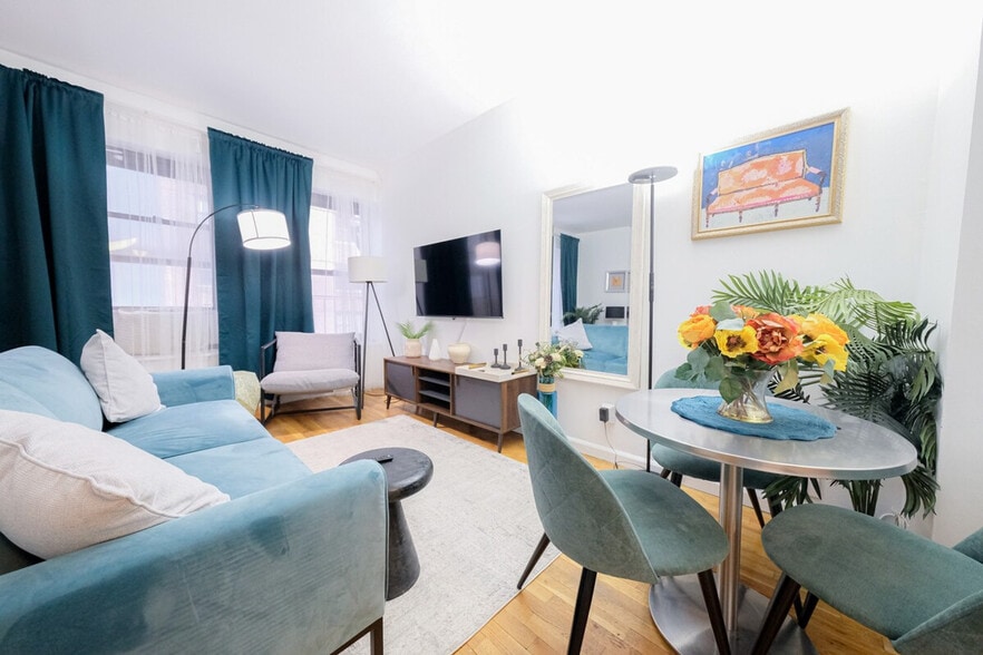 Building Photo - 305 E 95th St