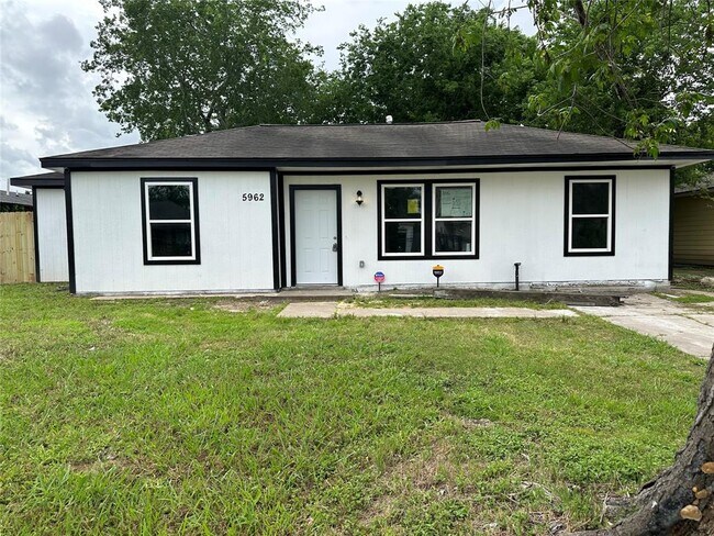 Building Photo - 5962 Belcrest St