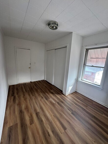 Building Photo - 10 Anderson St