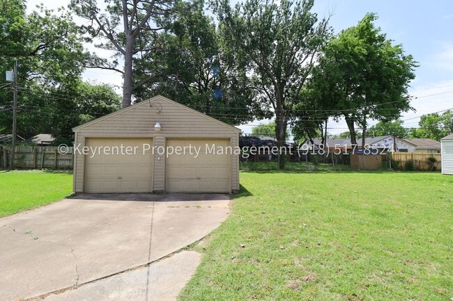 Building Photo - Gorgeous duplex unit on large lot with garage -- NO PETS ALLOWED