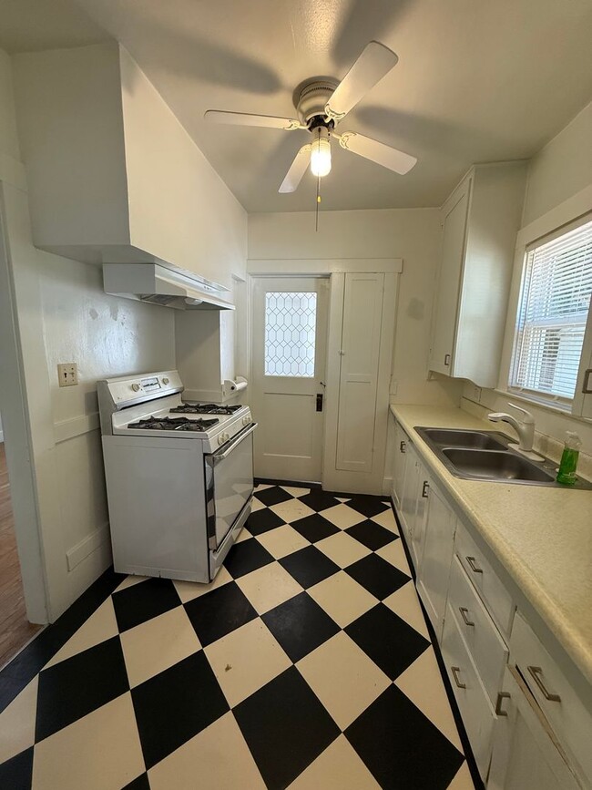 Building Photo - Cozy 2 bed 1 bath available now!