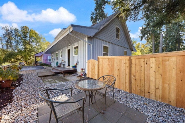 Building Photo - Updated 3 bedroom duplex