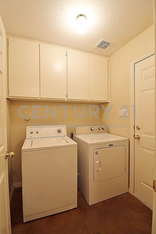Building Photo - 302 Aspen Ct W