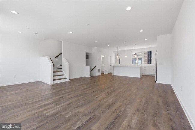 Building Photo - 3016 S Northbank Pl