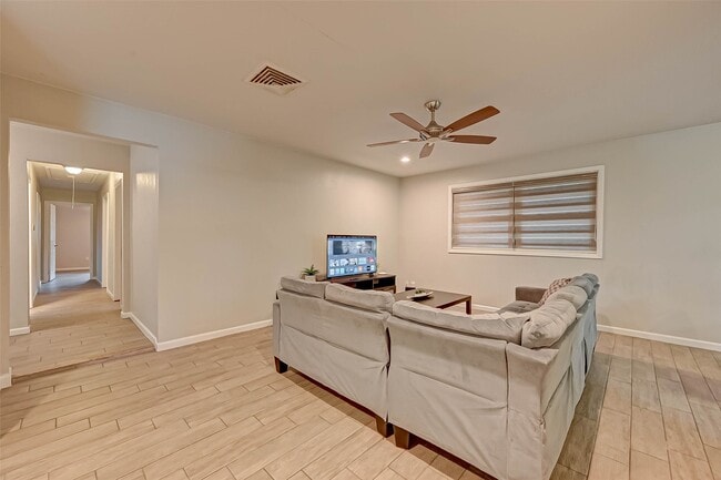 Building Photo - 6119 Reamer St