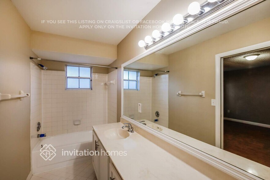 Building Photo - 10111 NW 57th Terrace