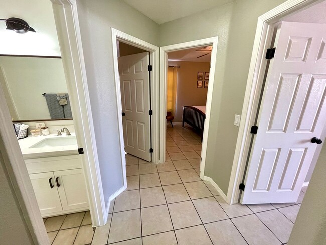 Building Photo - Luxurious Fully Furnished 3 Bedroom Home with Garage!