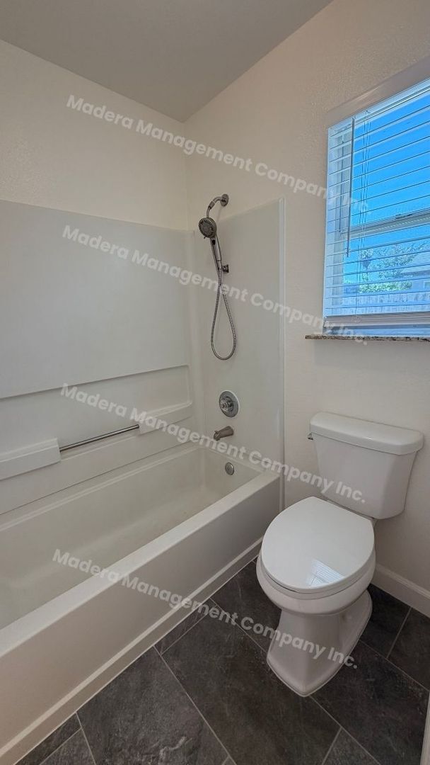 Building Photo - 4 Bed/ 2 Bath Available Now!